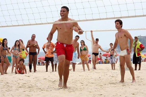 Rất đông người hâm mộ có mặt tại bãi biển Leblon, Rio de Janeiro xúm lại xem Rô béo chơi bóng chuyền...